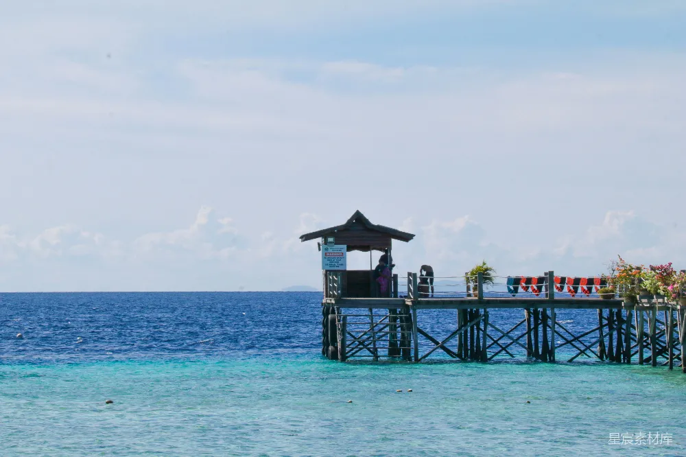 高清摄影 海滩 宁静 自然 休闲 度假 海上的小屋与码头