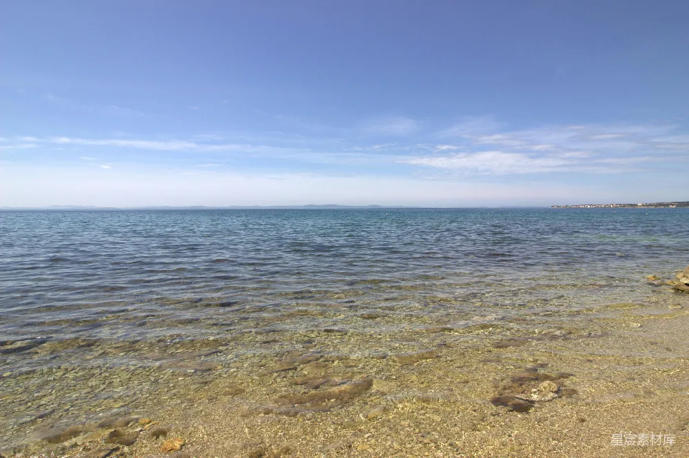 高清摄影 海滩 自然 宁静 夏季 休闲 清澈海滩与蓝天