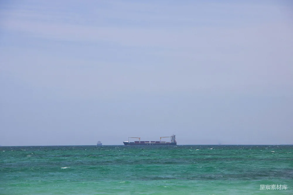 高清摄影 海景 货轮 晴空 自然 海洋 远处的货轮与晴朗的海景