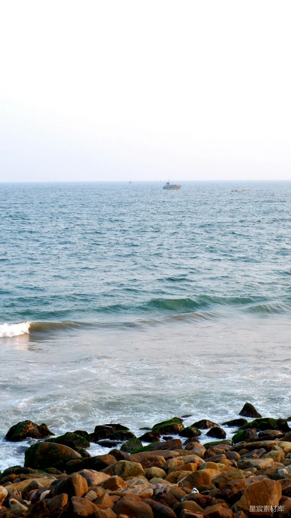 高清摄影 海岸 船只 岩石 自然风光 宁静 海岸边的宁静时光