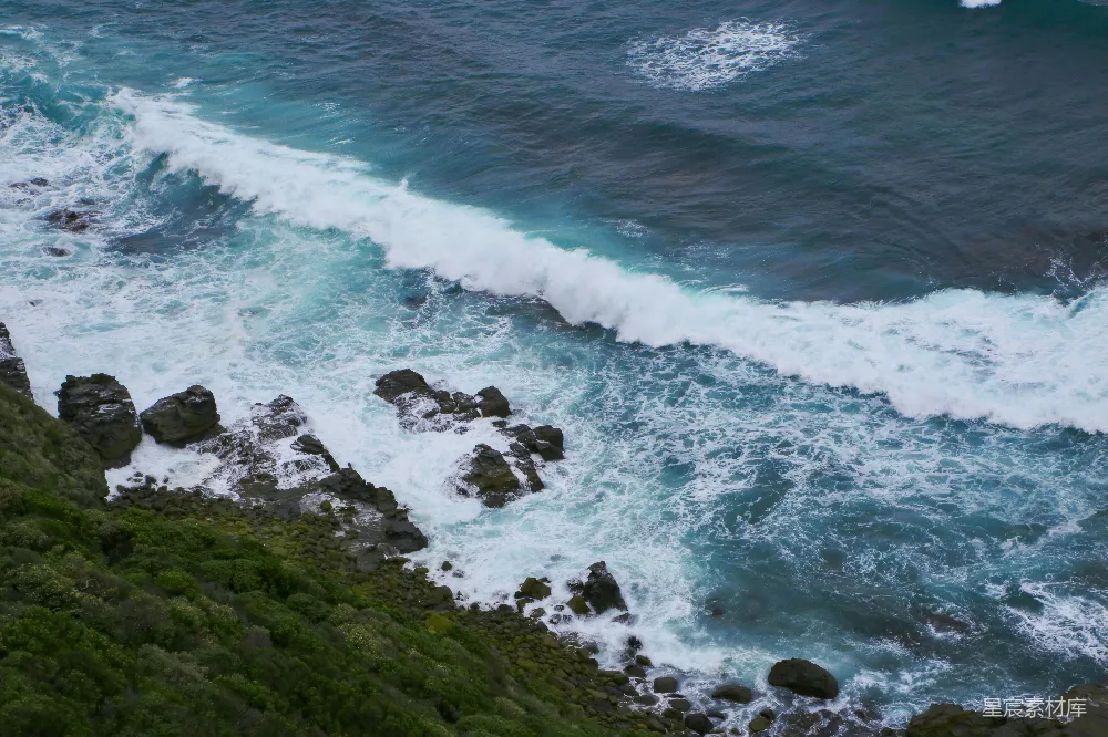 高清摄影 海岸线 自然风光 海洋 岩石 波浪 岩石海岸的海浪