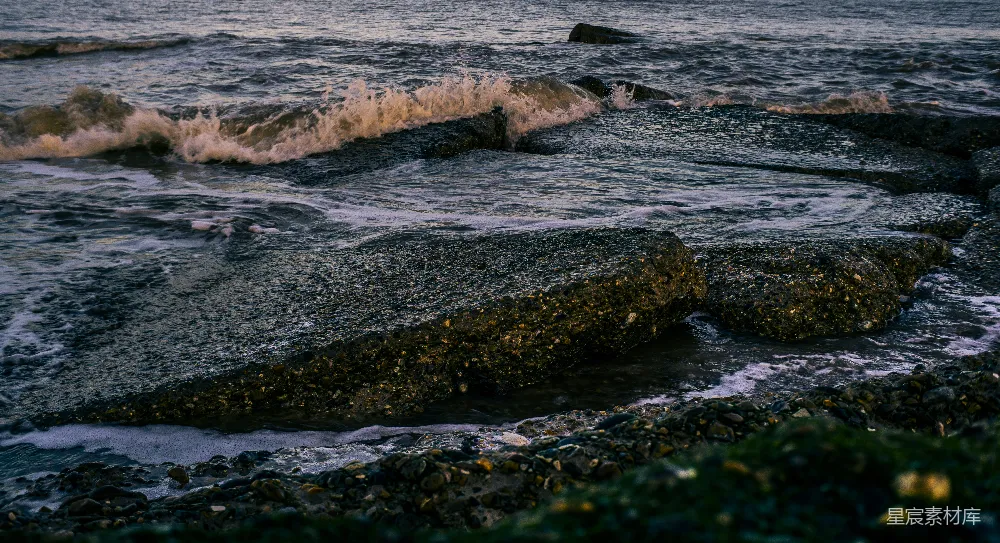 高清摄影 海岸线 自然景观 海浪 岩石 宁静 海浪拍打岩石