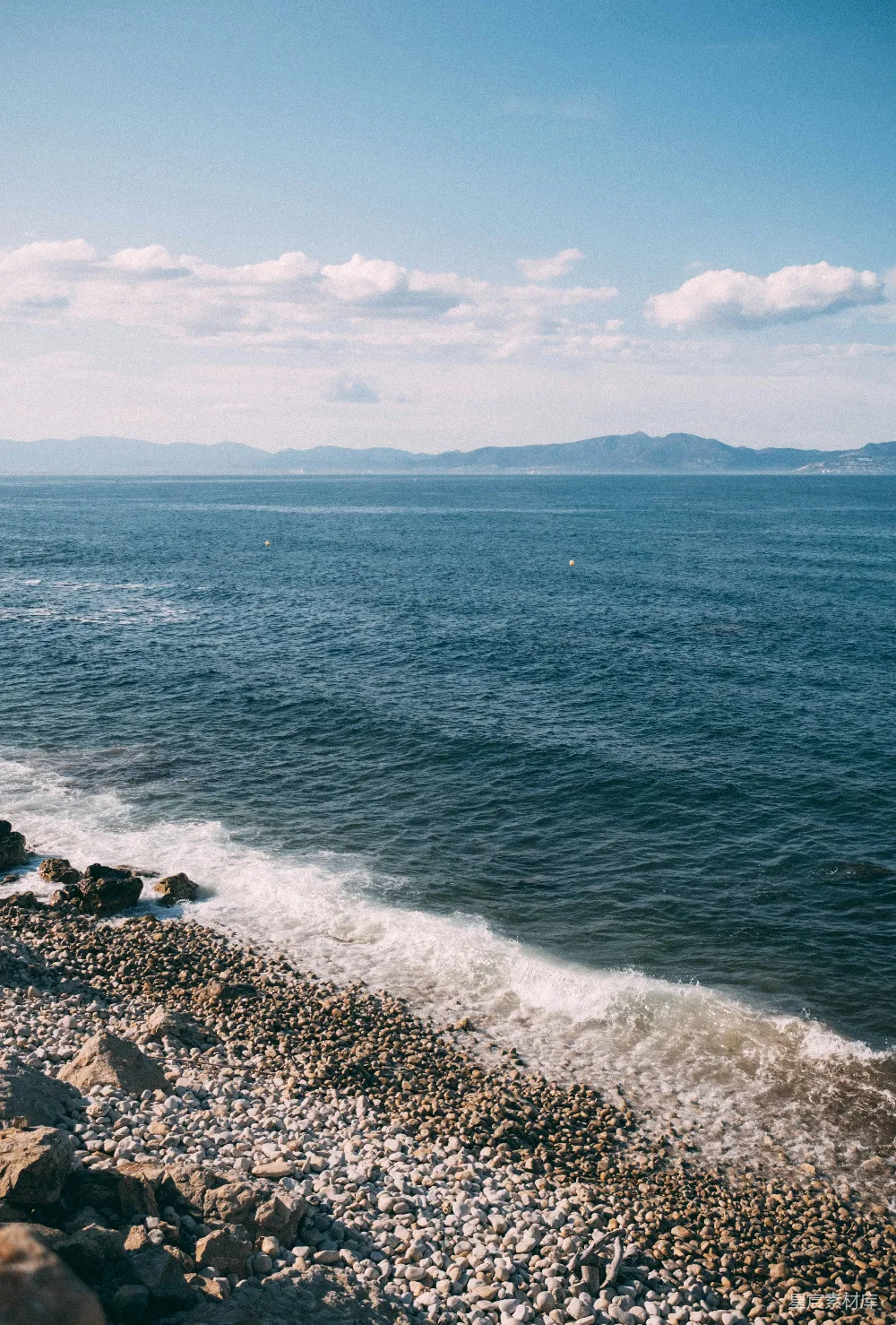高清摄影 海岸线 自然风光 海滩 海边 风景 海岸边的波浪与鹅卵石