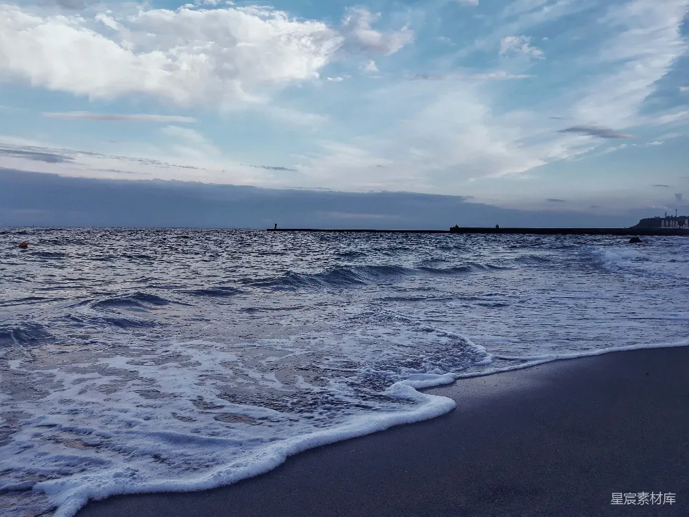 高清摄影 海滩 海浪 宁静 自然风光 日落 海浪轻拍沙滩的宁静时刻