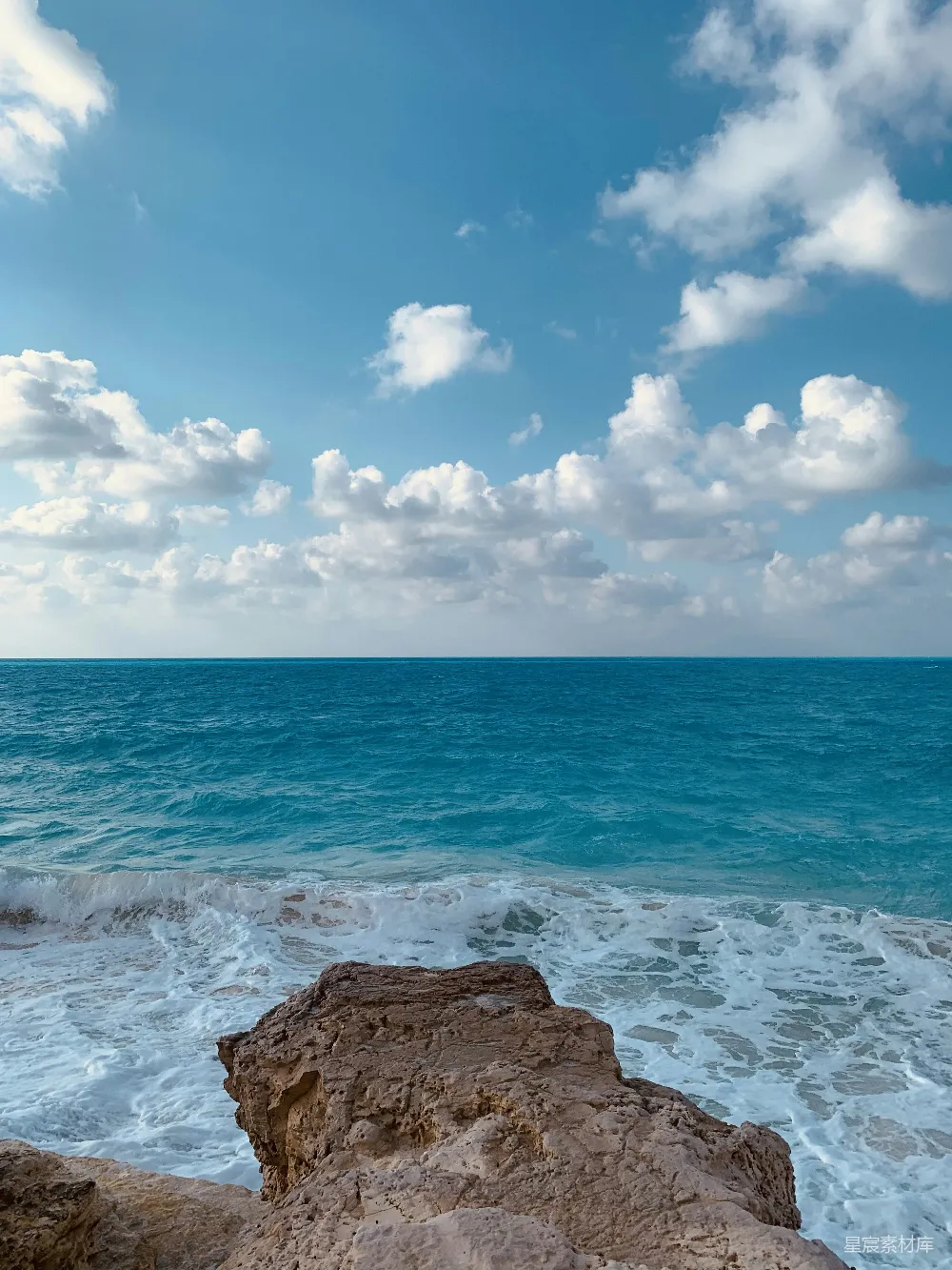 高清摄影 海滩 海洋 自然风光 宁静 海岸线 海浪拍打岩石的宁静景色