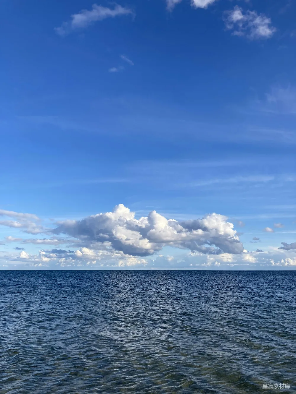 高清摄影 海洋 天空 白云 自然美景 宁静 海天一色的宁静时刻