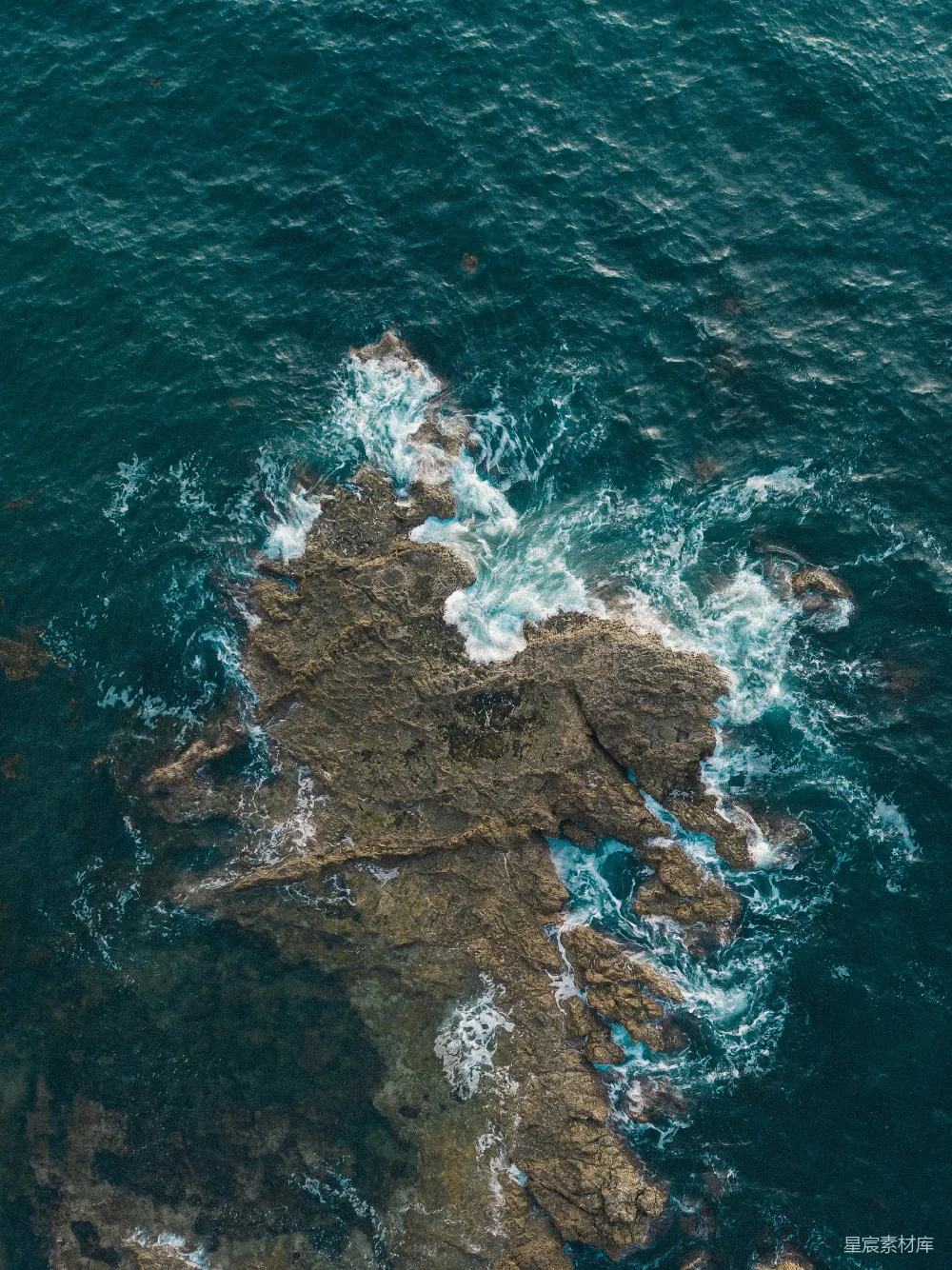 高清摄影 海洋 自然 航拍 风景 动态 海浪与岩石的交响曲