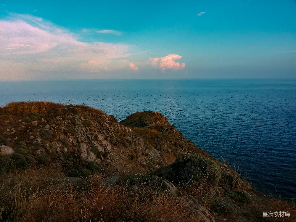 高清摄影 海岸线 日落 自然风光 宁静 海滩 海岸边的宁静日落
