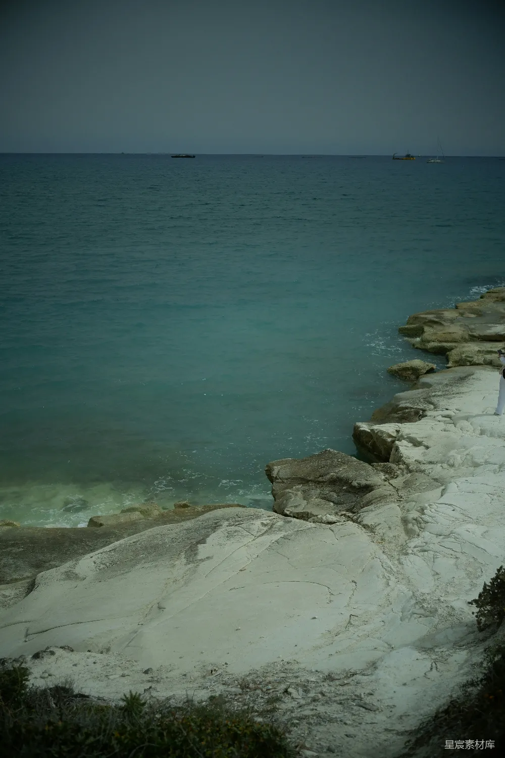 高清摄影 海岸线 岩石 海景 宁静 自然 海岸线上的岩石与宁静的海景