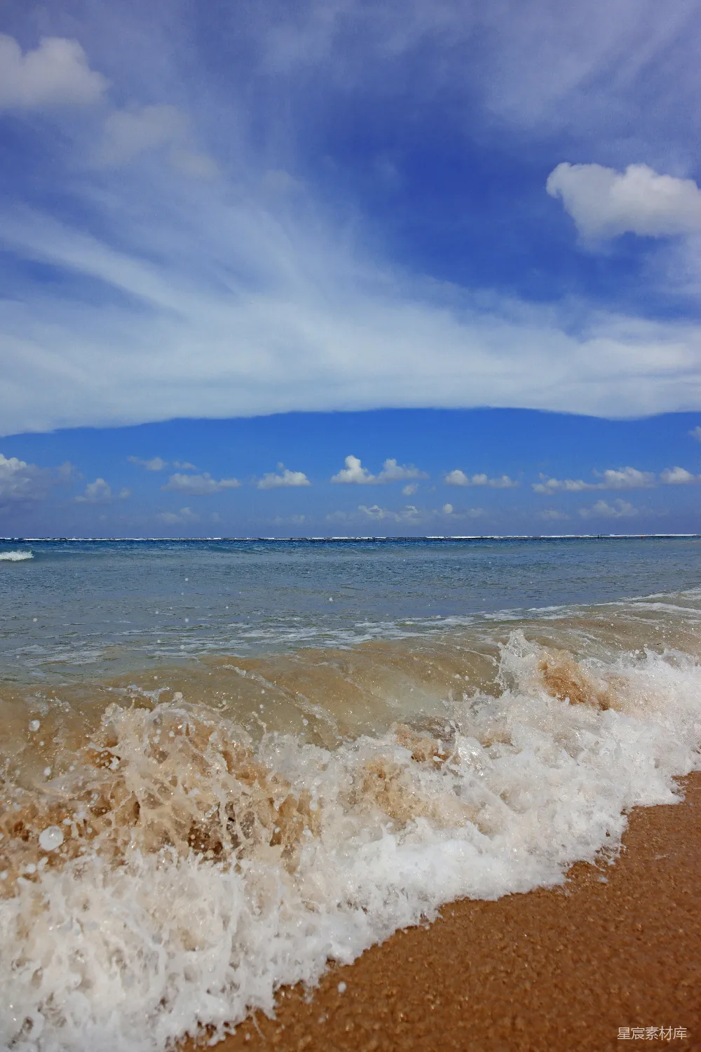 高清摄影 海滩 海浪 蓝天 自然风光 夏日 海滩上的海浪与蓝天
