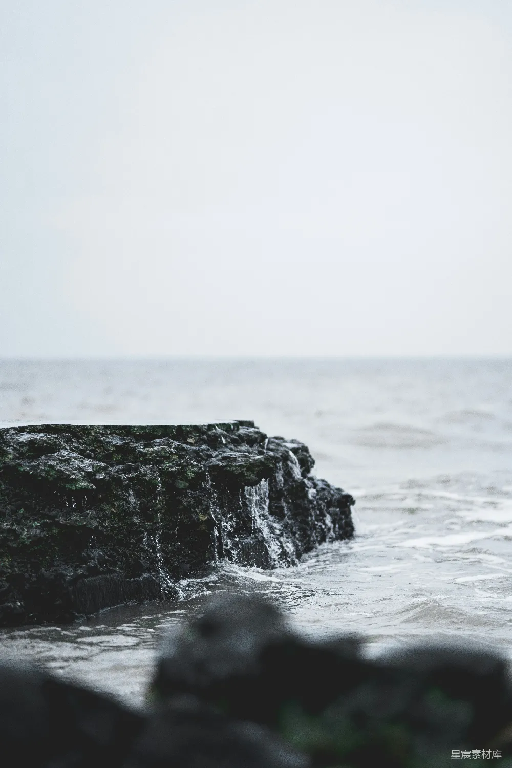 高清摄影 海浪 岩石 自然 宁静 海岸 海岸边的岩石与海浪
