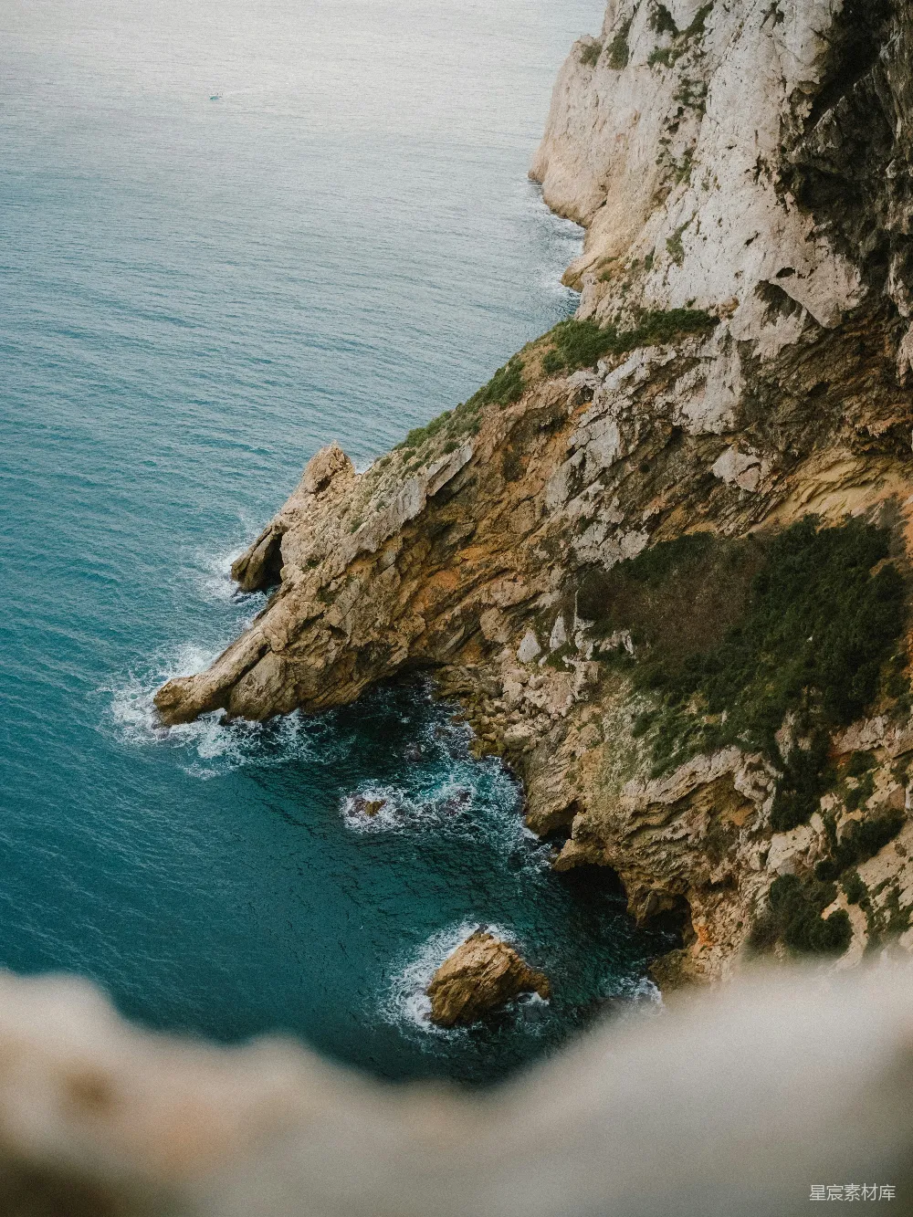 高清摄影 海岸 悬崖 风景 自然 旅行 悬崖边的蔚蓝海岸