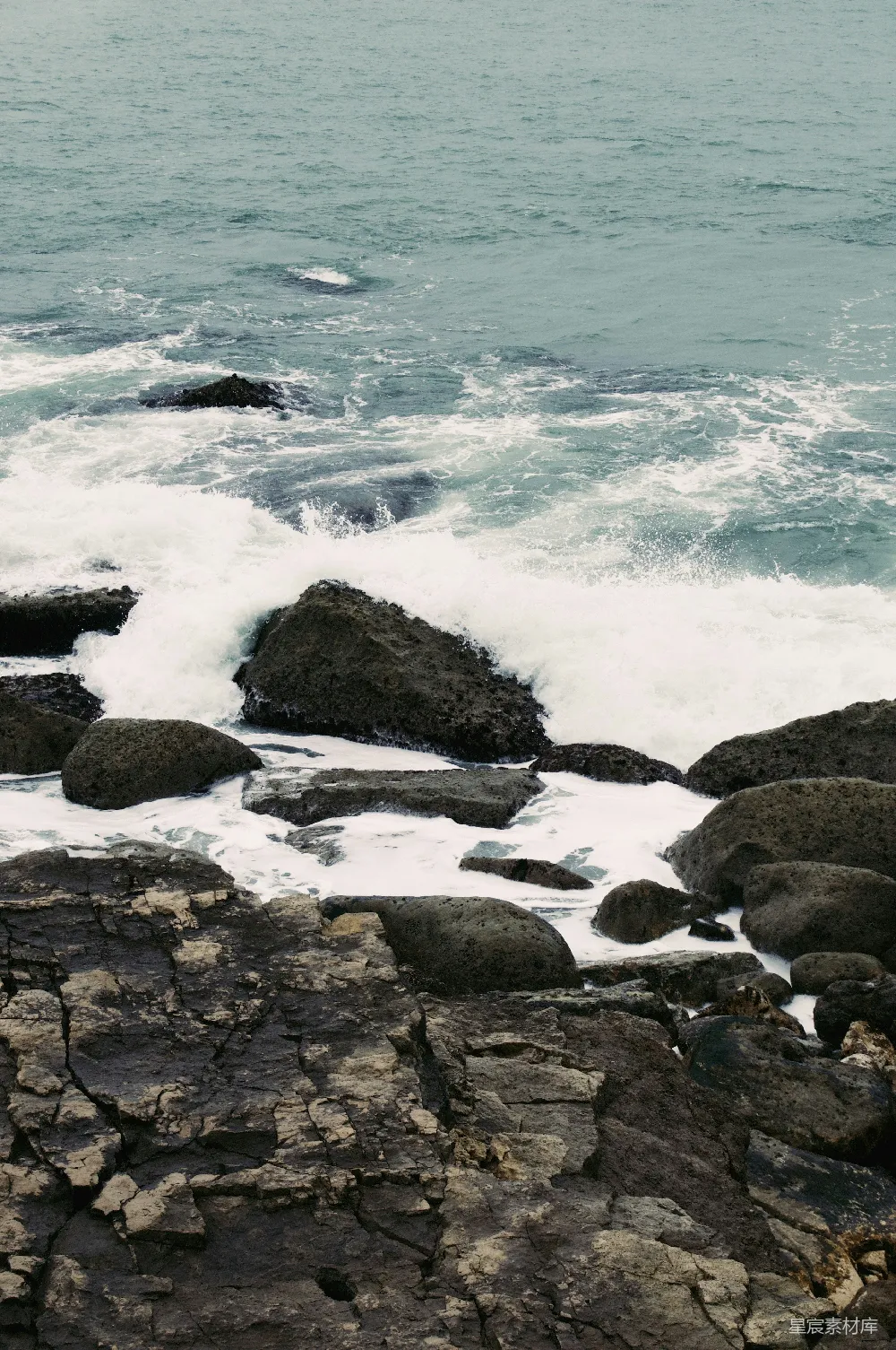 高清摄影 海浪 岩石 自然景观 海岸 宁静 海浪拍打岩石