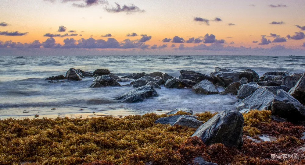 高清摄影 日出 海洋 岩石 自然 宁静 海浪拍打岩石的日出景象
