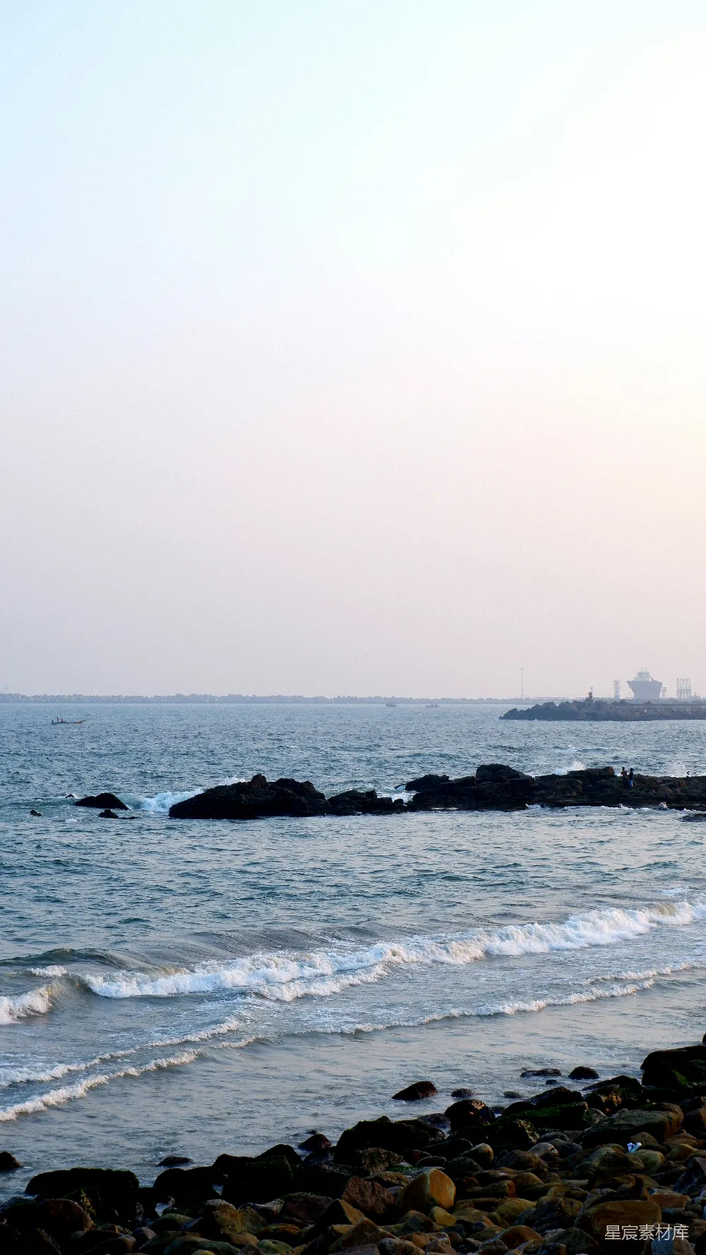 高清摄影 海滩 日落 岩石 海浪 自然 日落时分的海岸线