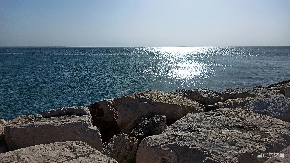 高清摄影 海岸 岩石 阳光 海景 自然 阳光下的岩石海岸