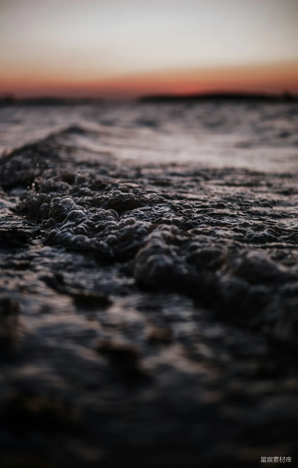 高清摄影 海浪 日落 自然 静谧 海滩 日落时分的海浪泡沫