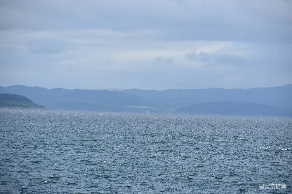 高清摄影 自然风光 宁静 湖景 山峦 户外 宁静的湖面与远处的山峦