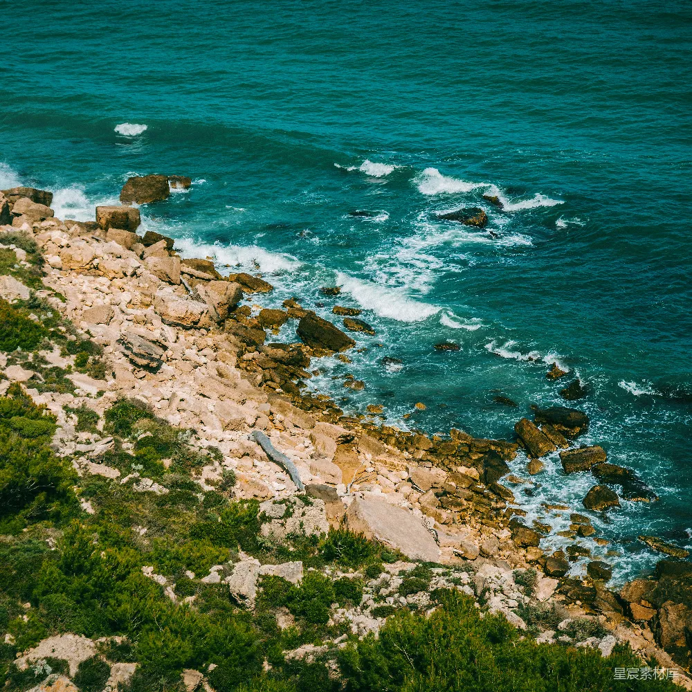 高清摄影 海岸线 自然风光 海水 岩石 山脉 海岸线的壮丽景色
