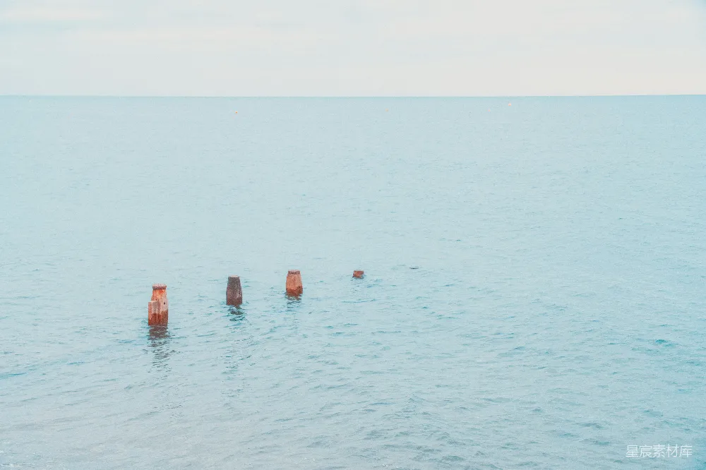 高清摄影 海景 宁静 自然 海平线 木桩 海上的木桩