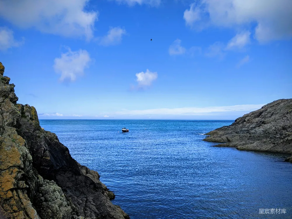高清摄影 海岸线 风景 海洋 宁静 自然 海岸静谧的蓝色海湾