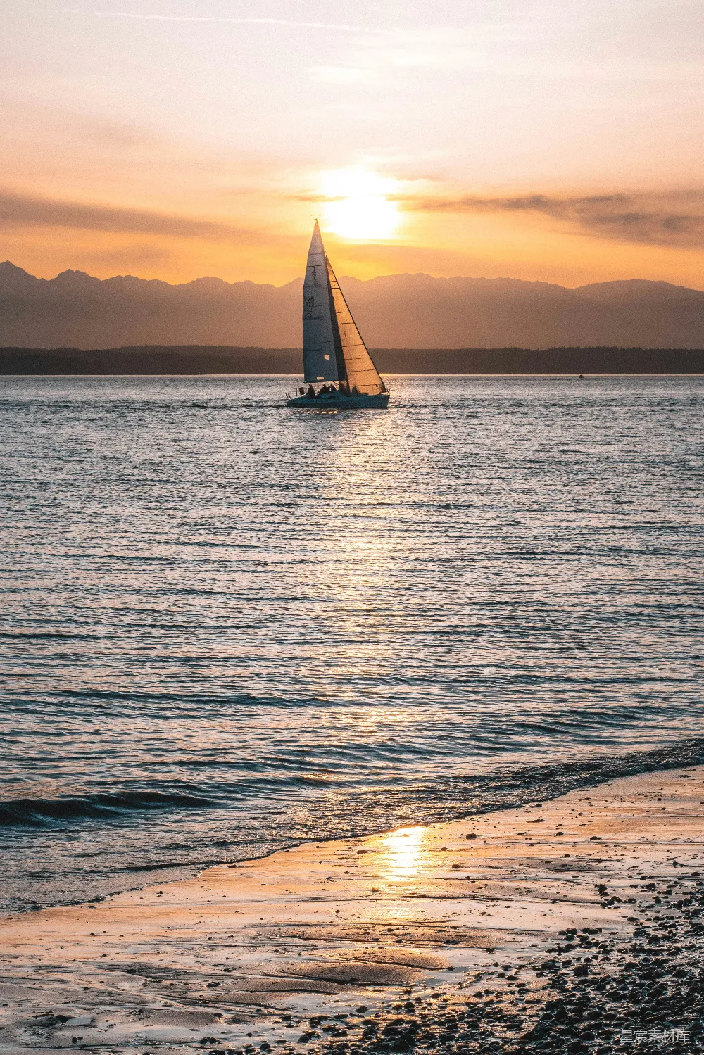 高清摄影 帆船 日落 海滩 自然风光 休闲 夕阳下的帆船