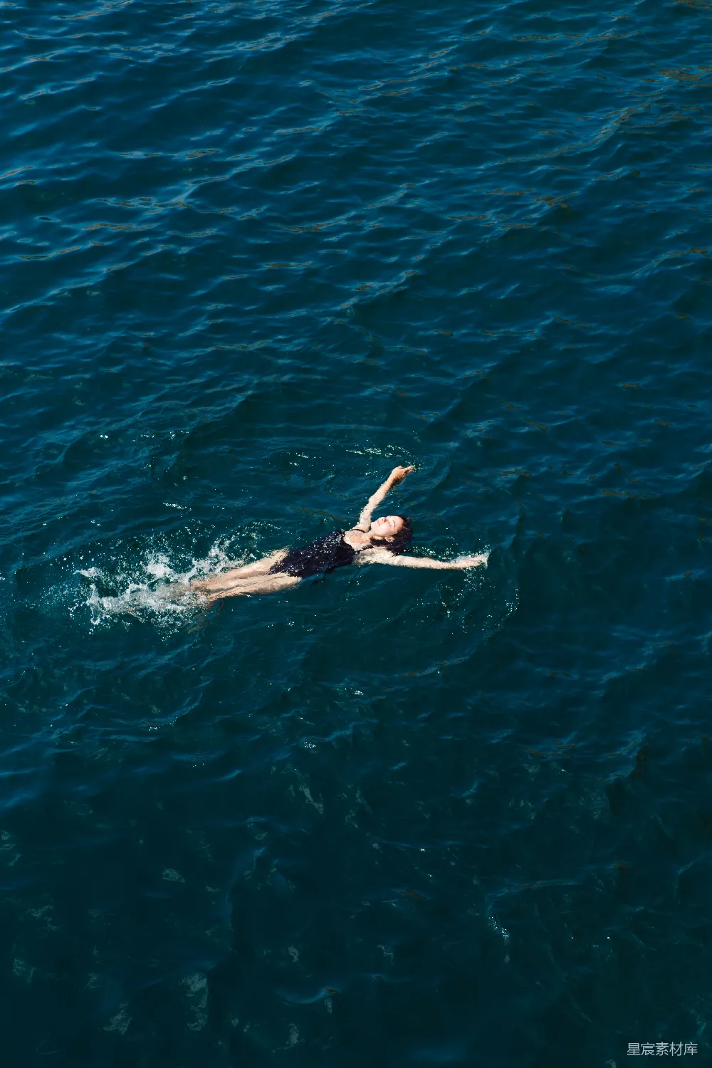 高清摄影 海滩 海洋 自由 放松 自然 在海水中自由漂浮的女性