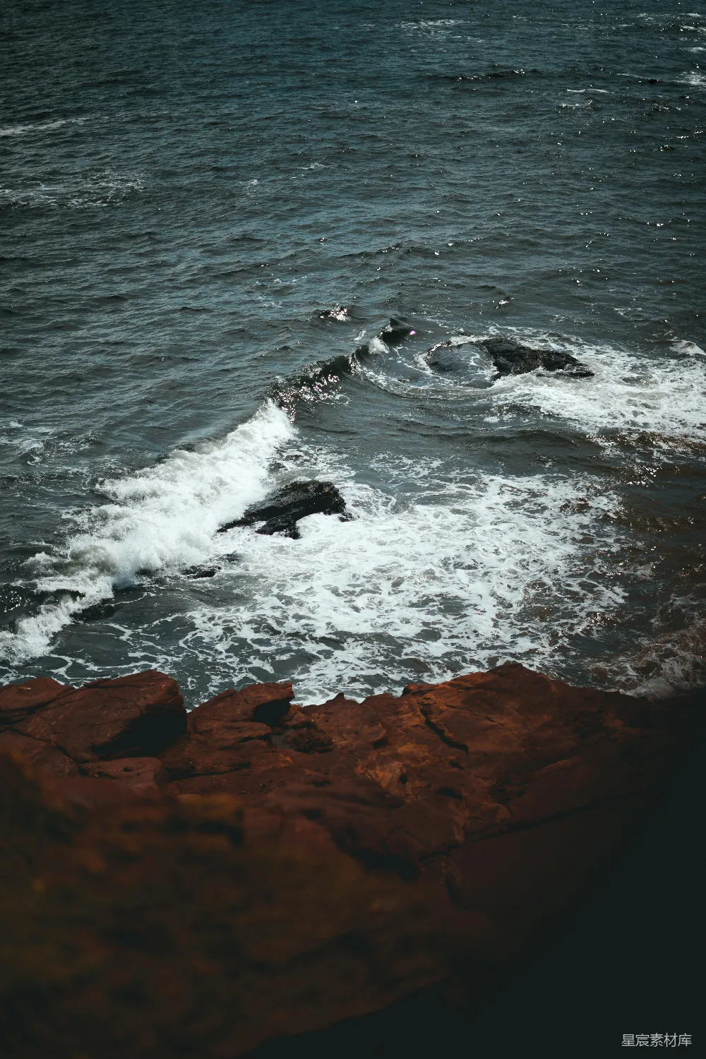 高清摄影 海岸 岩石 海浪 自然风光 宁静 海岸上的岩石与海浪
