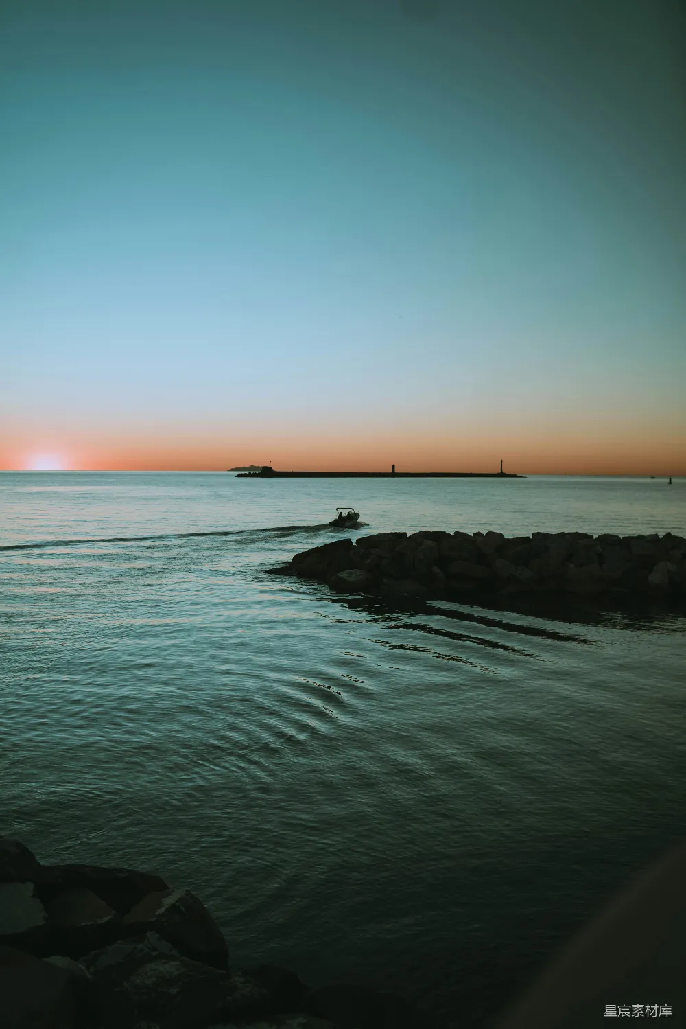 高清摄影 黄昏 海景 宁静 船只 岩石 黄昏时分的海景