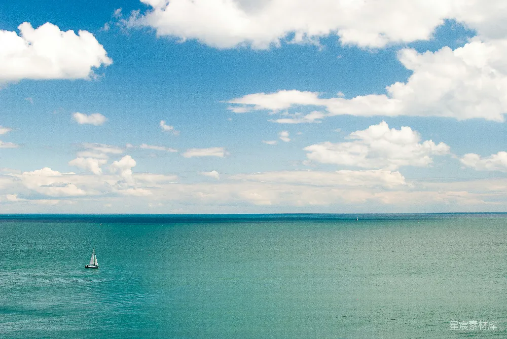 高清摄影 海洋 帆船 晴空 自然风光 休闲 蓝天白云下的宁静海景