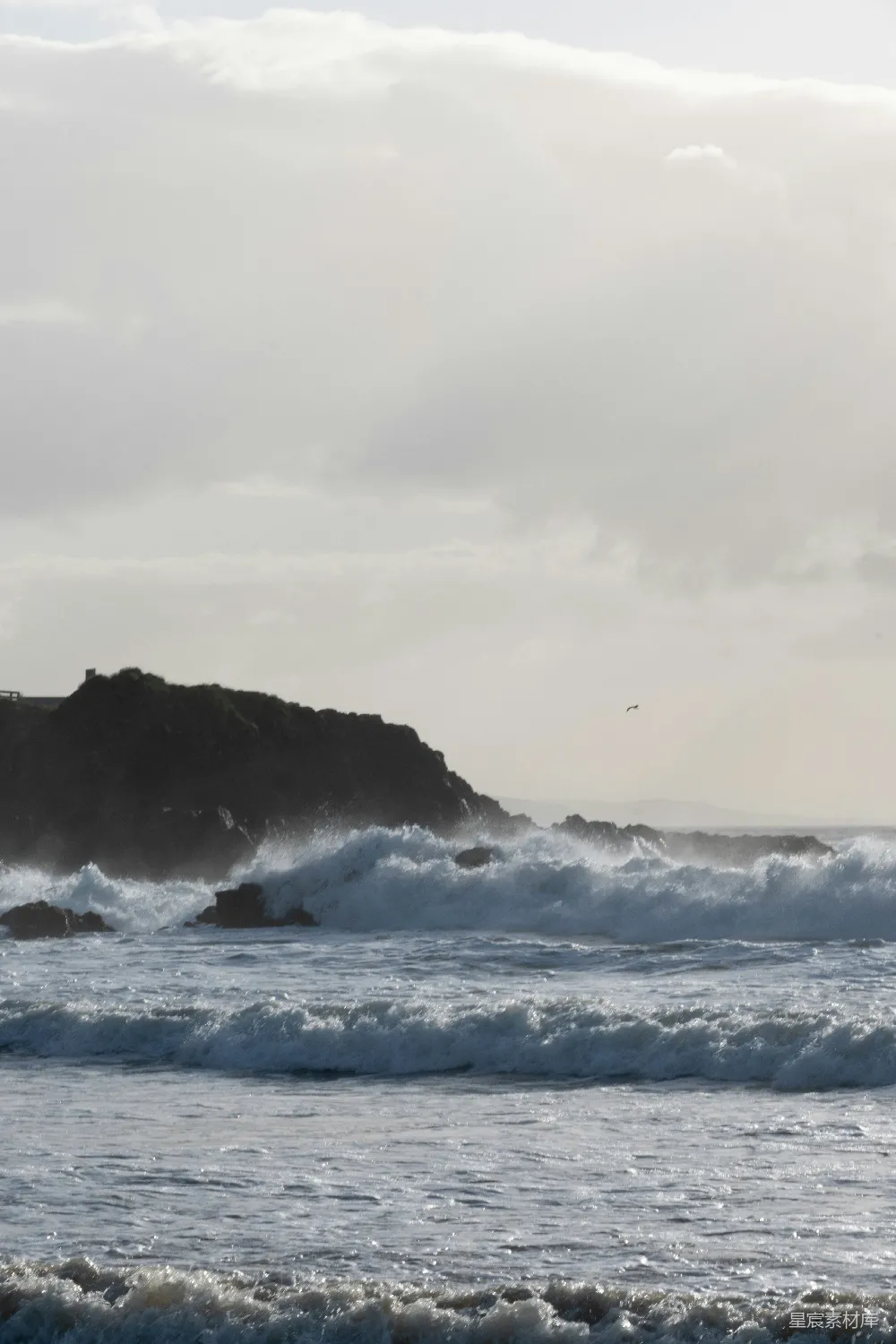 高清摄影 海岸线 海浪 岩石 自然景观 海洋 狂野海岸：海浪与岩石的交响