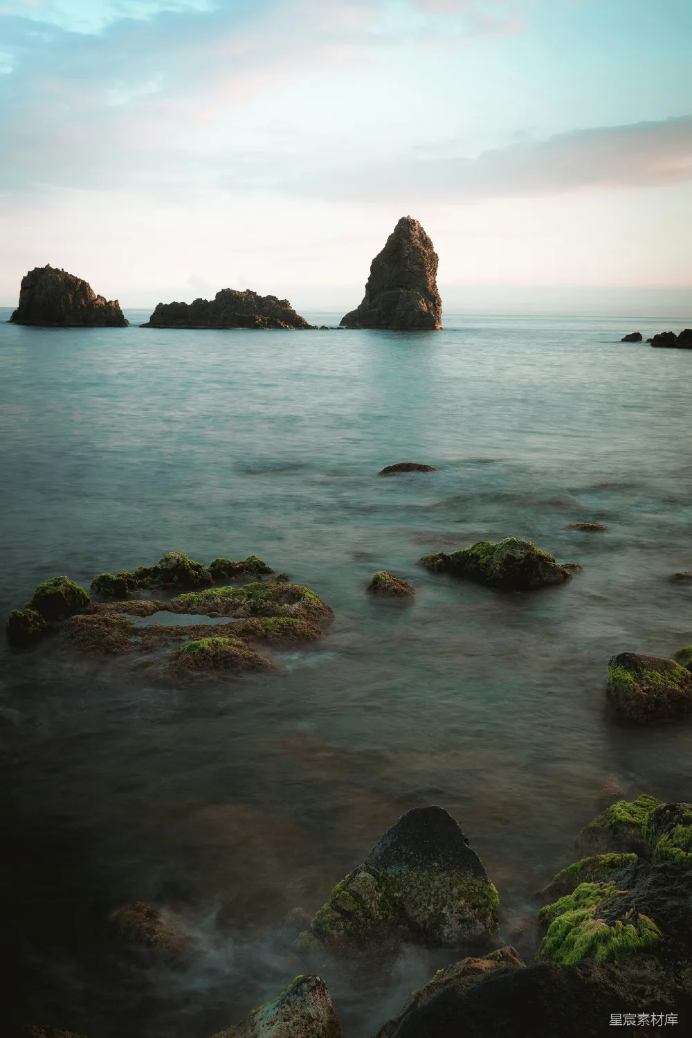 高清摄影 海洋 岩石 宁静 自然风光 日落 海上的岩石与宁静的海景