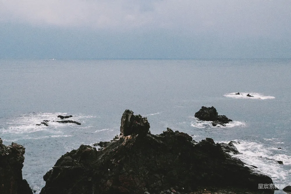 高清摄影 海洋 礁石 宁静 自然 风景 海上的礁石