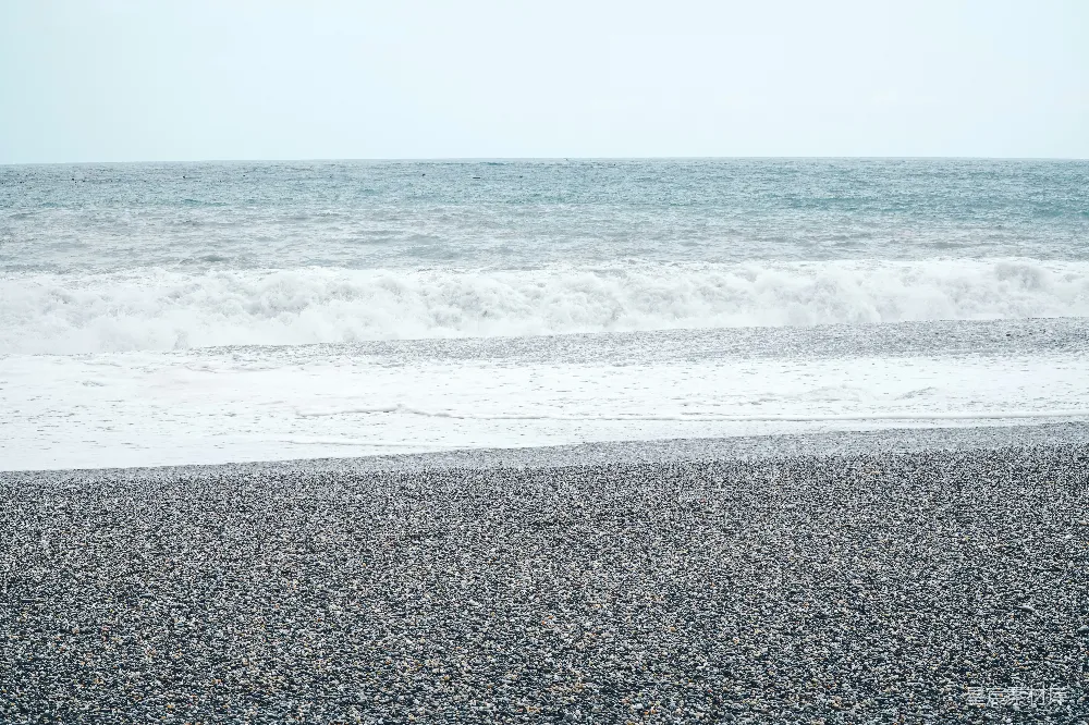 高清摄影 海滩 自然风光 平静 海岸线 沙滩 海边的石滩与波涛