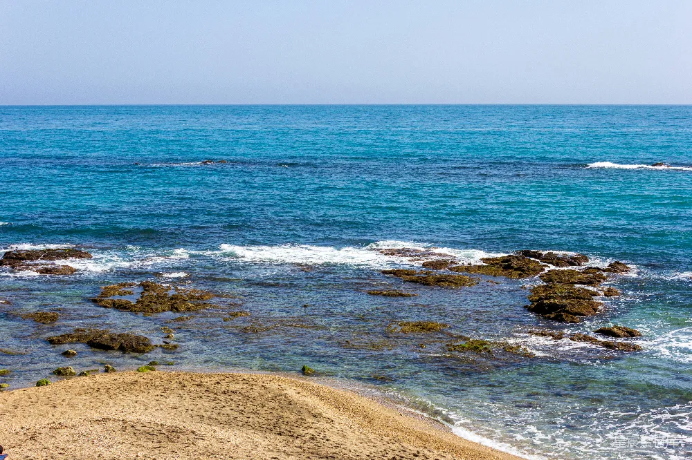 高清摄影 海滩 岩石 海洋 自然风光 休闲 海滩上的岩石与海洋