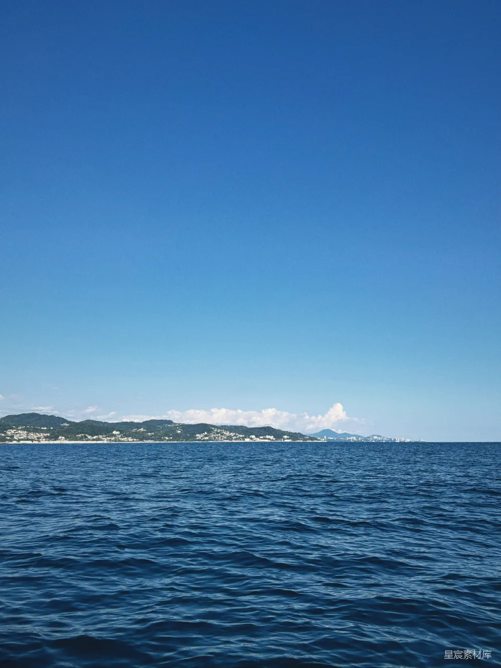 高清摄影 海景 宁静 城市 自然 旅行 宁静的海景与远处的城市轮廓