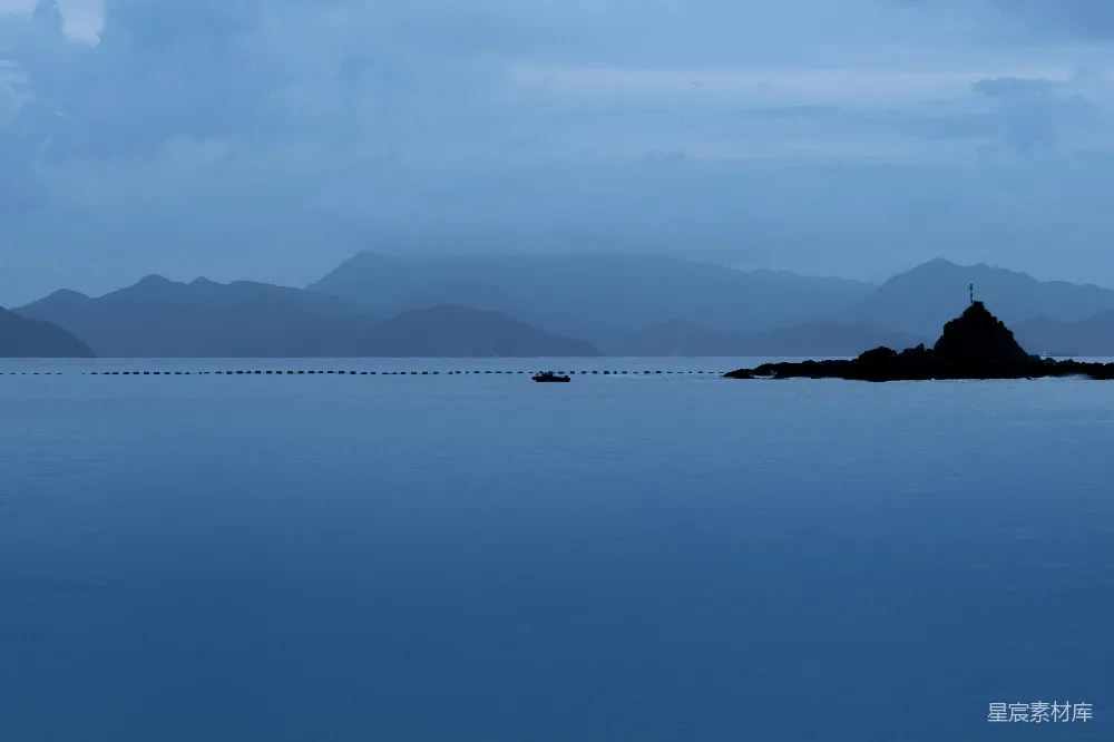 高清摄影 海岸线 晨雾 宁静 自然风光 清晨 晨雾中的宁静海岸