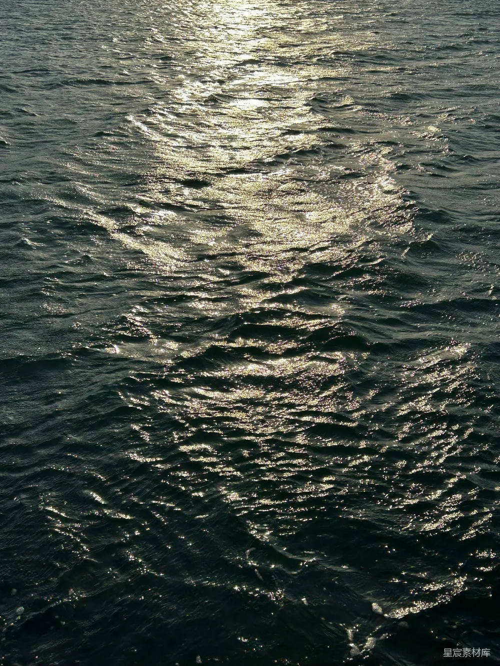 高清摄影 海面 波光 自然 宁静 日落 阳光洒落的波光粼粼海面