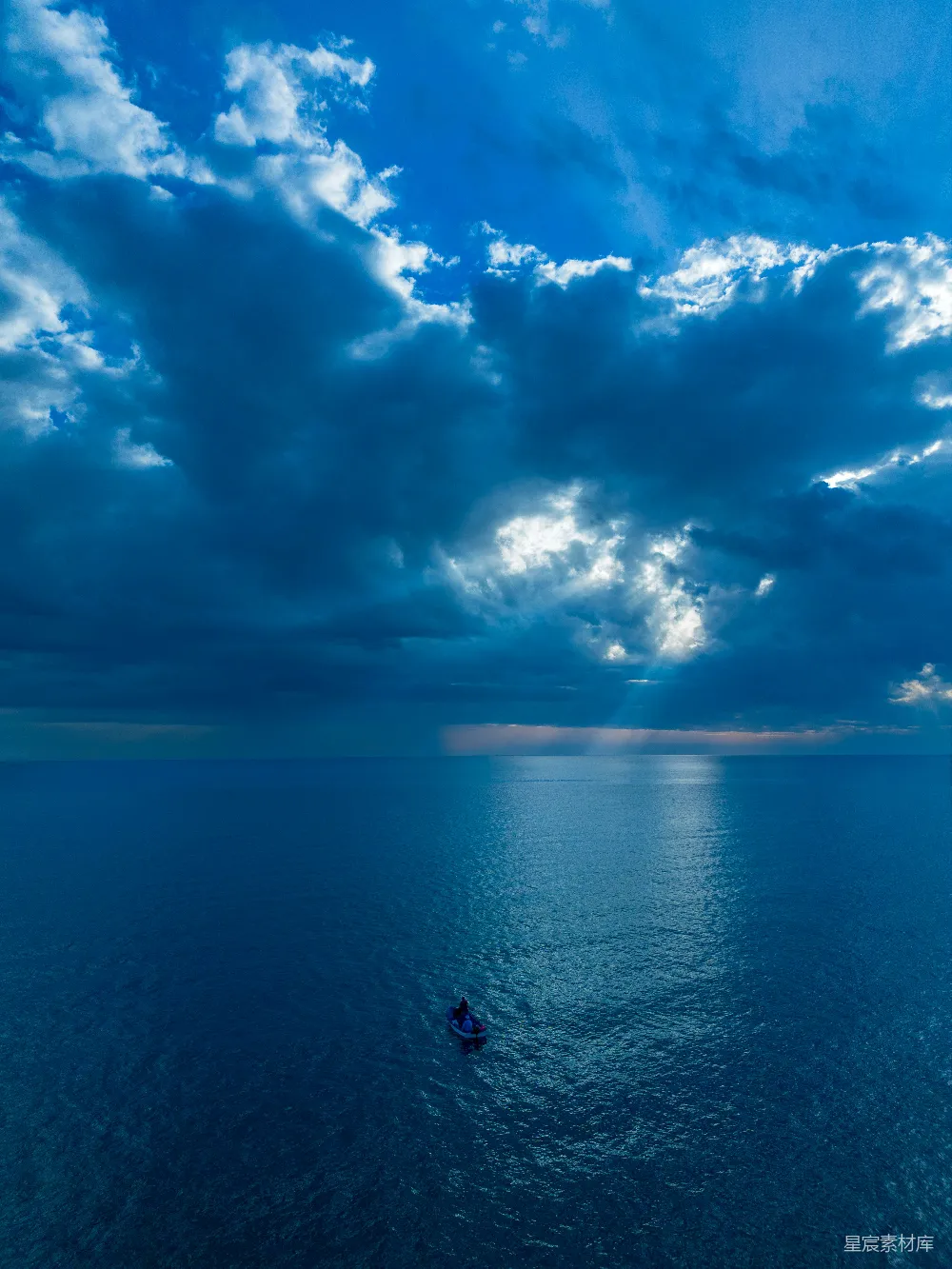 高清摄影 海景 宁静 光束 孤舟 自然 孤舟远航：海上的光影与宁静