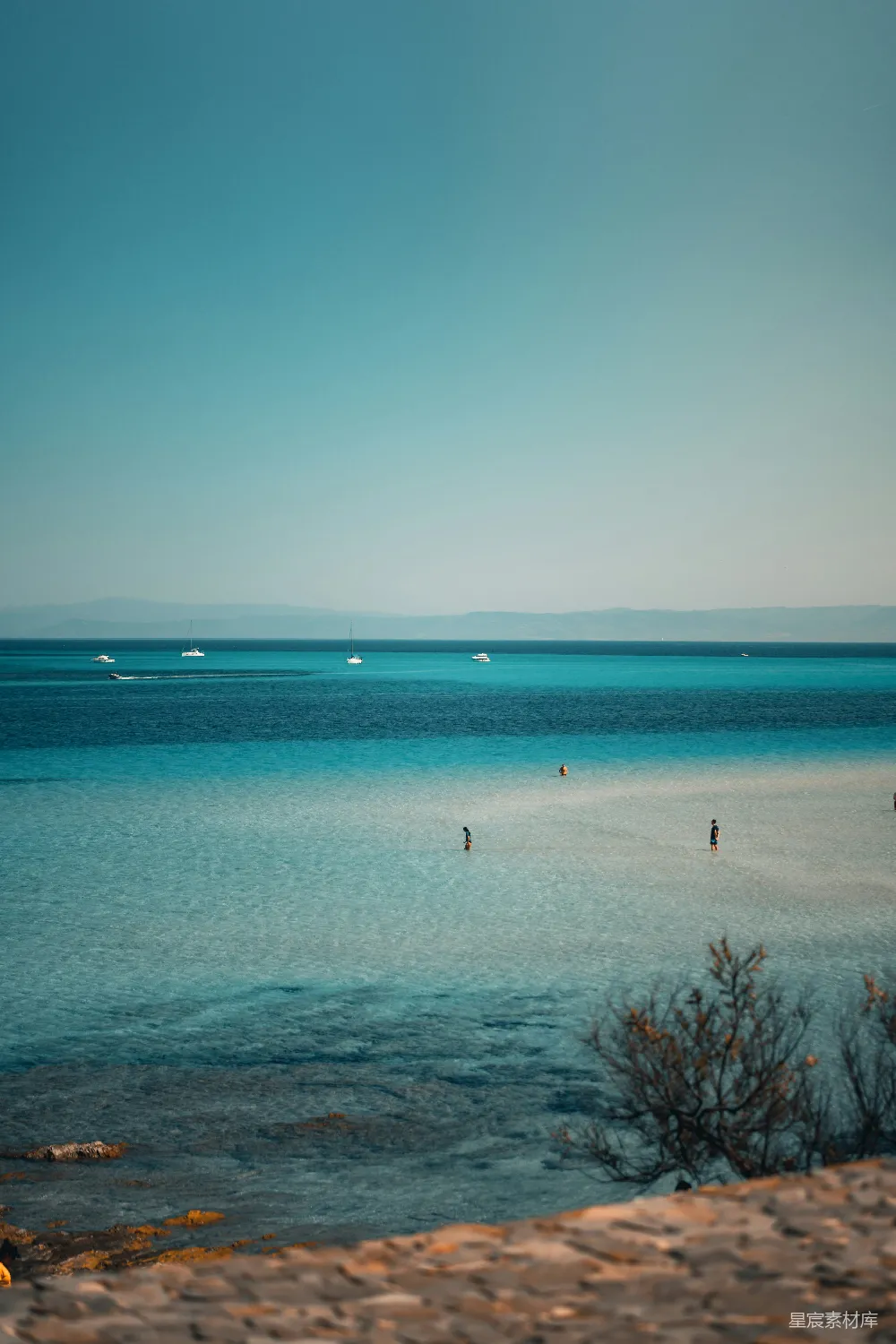 高清摄影 海滩 清澈的海水 风景如画 夏日度假 自然美景 宁静的海滩与清澈的海水