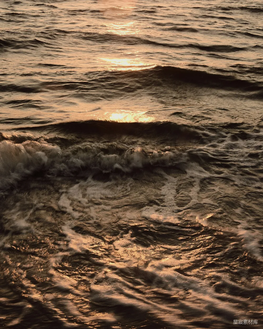 高清摄影 海浪 夕阳 自然 宁静 背景 夕阳下的海浪