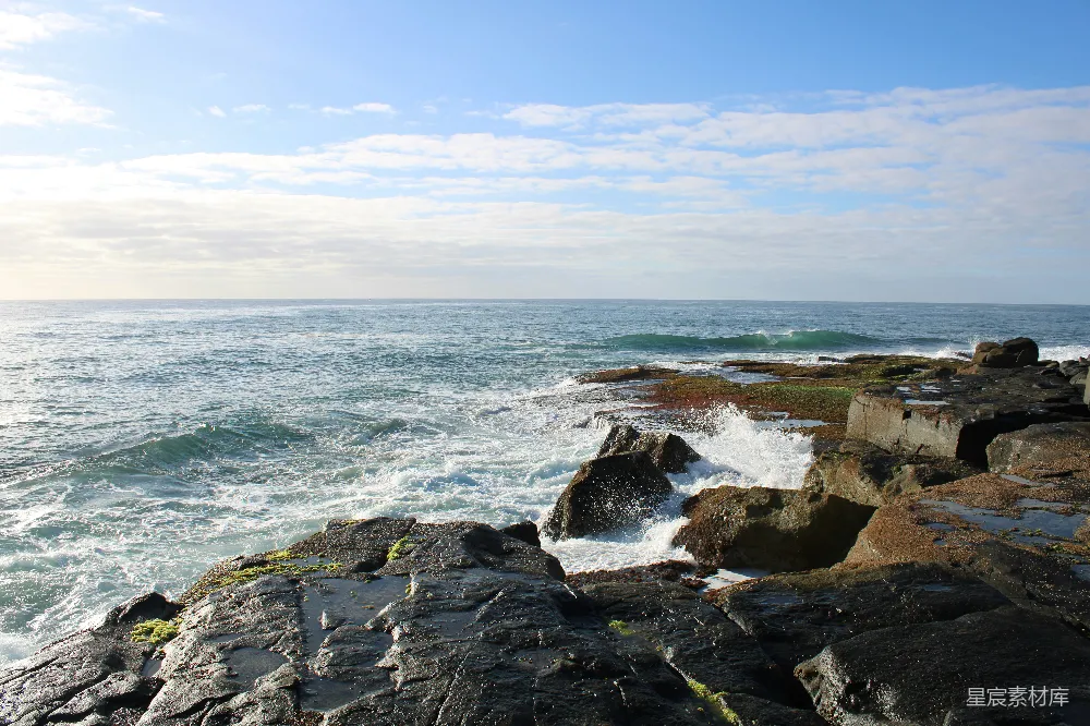 高清摄影 海景 岩石 自然风光 海岸 宁静 海浪拍打岩石的宁静海岸线