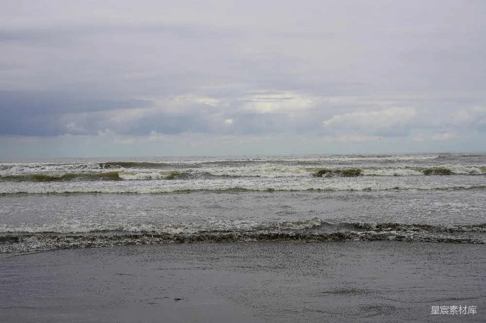 高清摄影 海滩 海洋 阴天 自然风光 宁静 阴云密布的海岸线