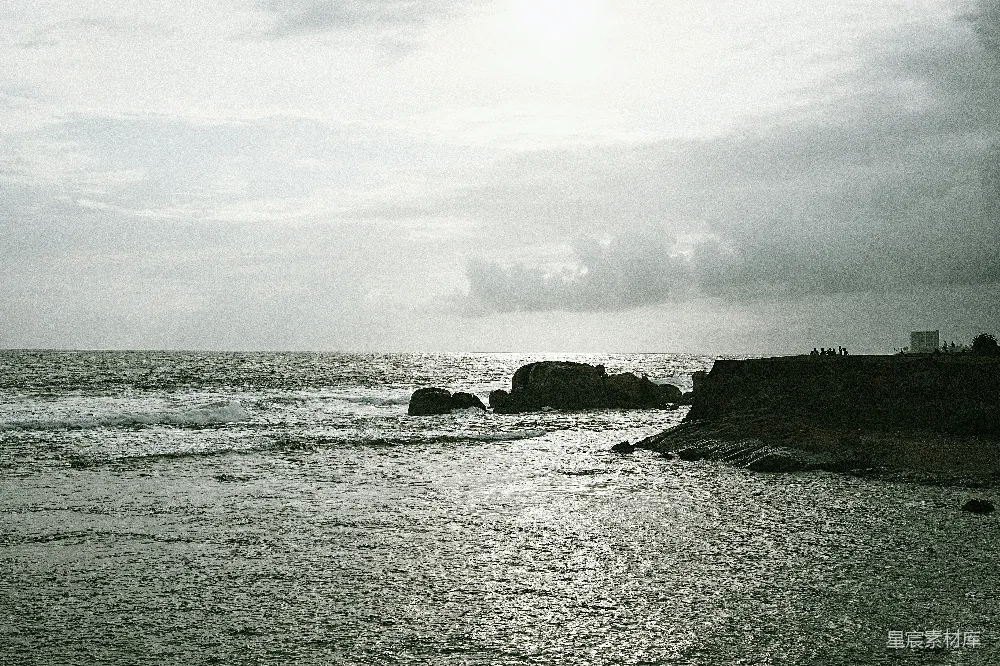 高清摄影 海边 黑白 宁静 自然 风景 海边的宁静时刻