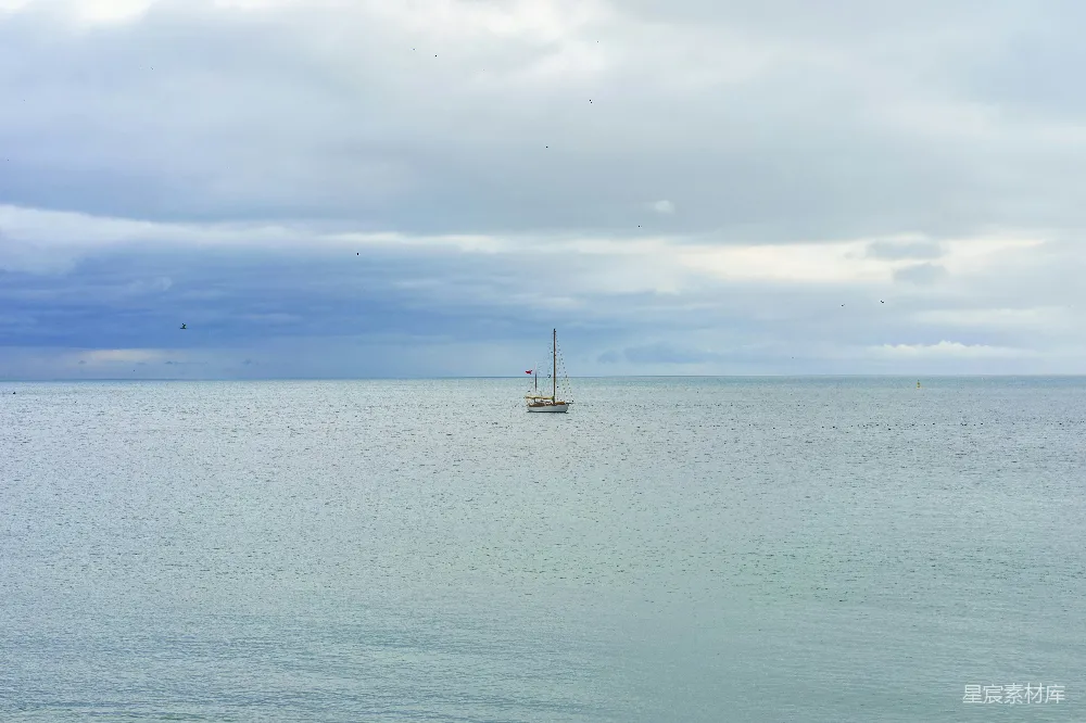 高清摄影 海景 帆船 宁静 孤独 自然 孤独的帆船在宁静的海面上航行