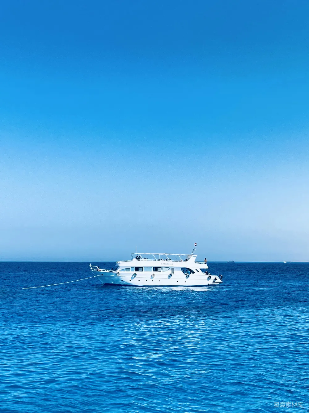 高清摄影 海洋 帆船 休闲 旅行 自然 湛蓝海域的白色帆船