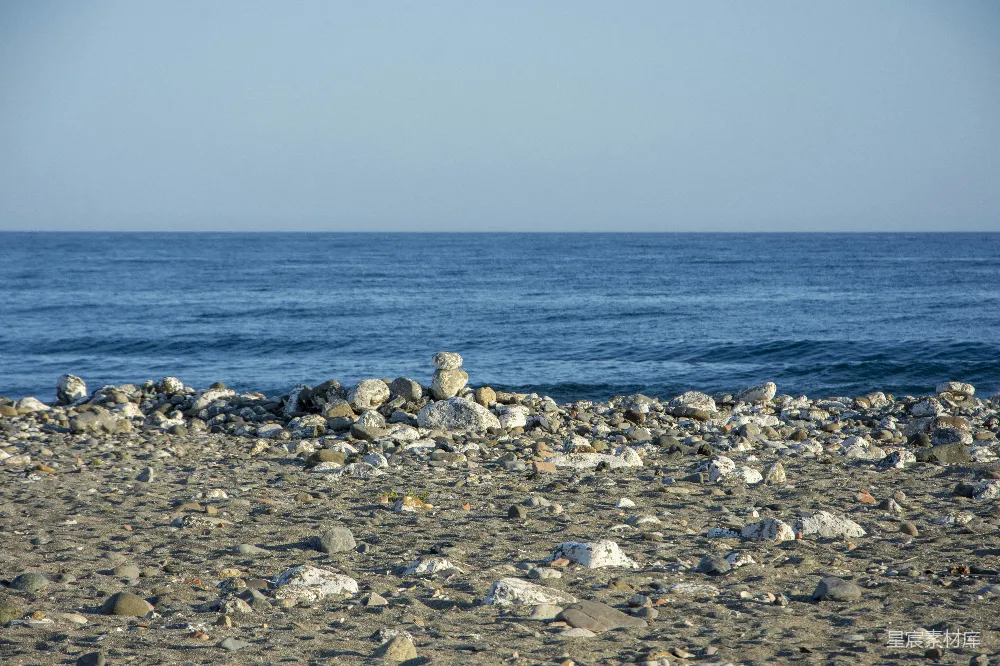 高清摄影 海滩 自然 宁静 海岸线 平衡 海边的石头堆