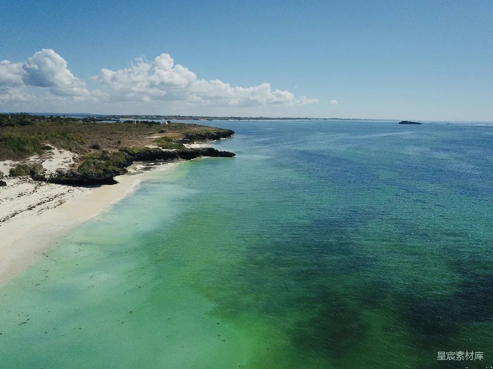 高清摄影 海滩 自然风光 清澈海水 宁静 度假 宁静的海滩与清澈的海水
