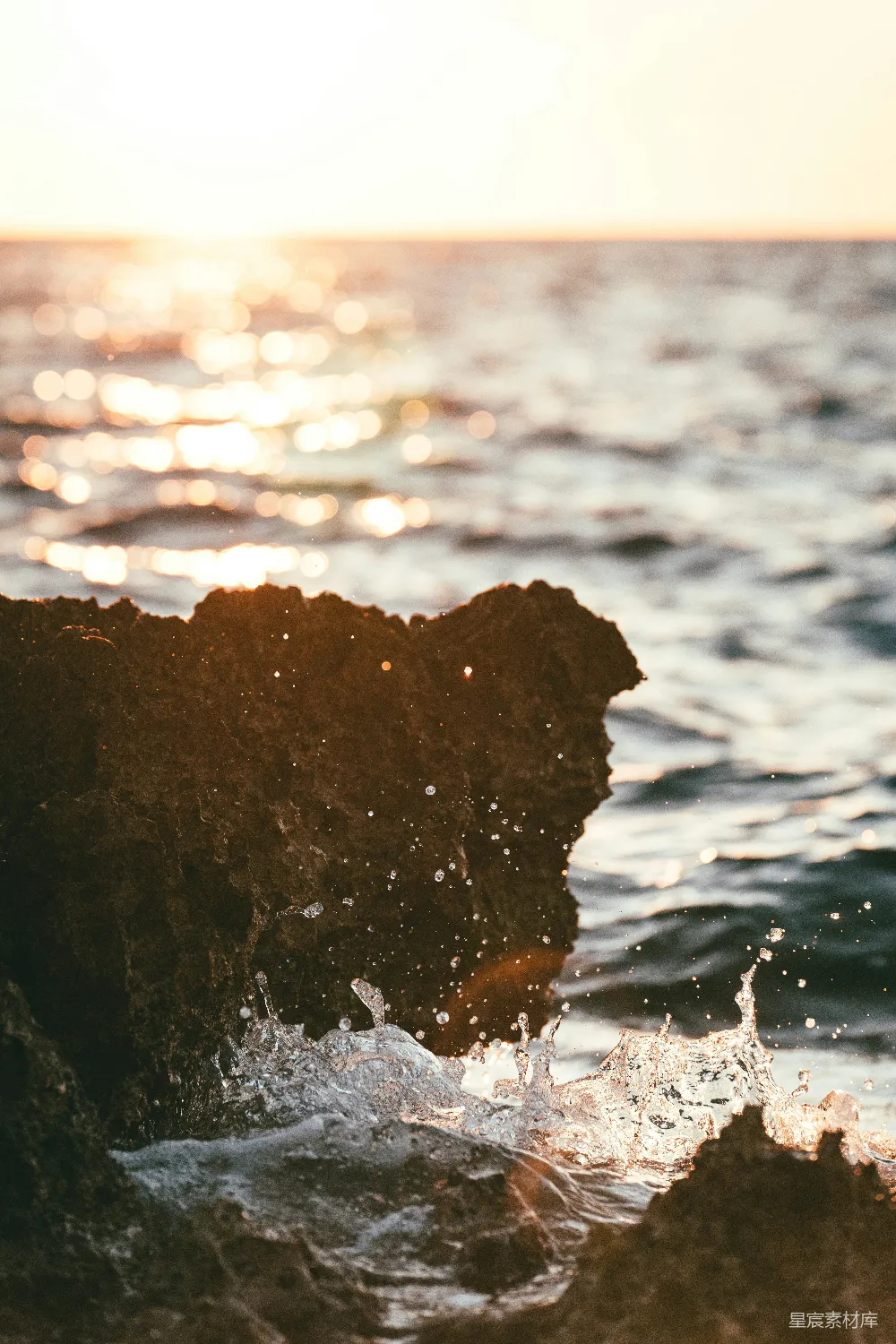 高清摄影 自然 日落 海洋 岩石 水花 夕阳下的海浪与岩石