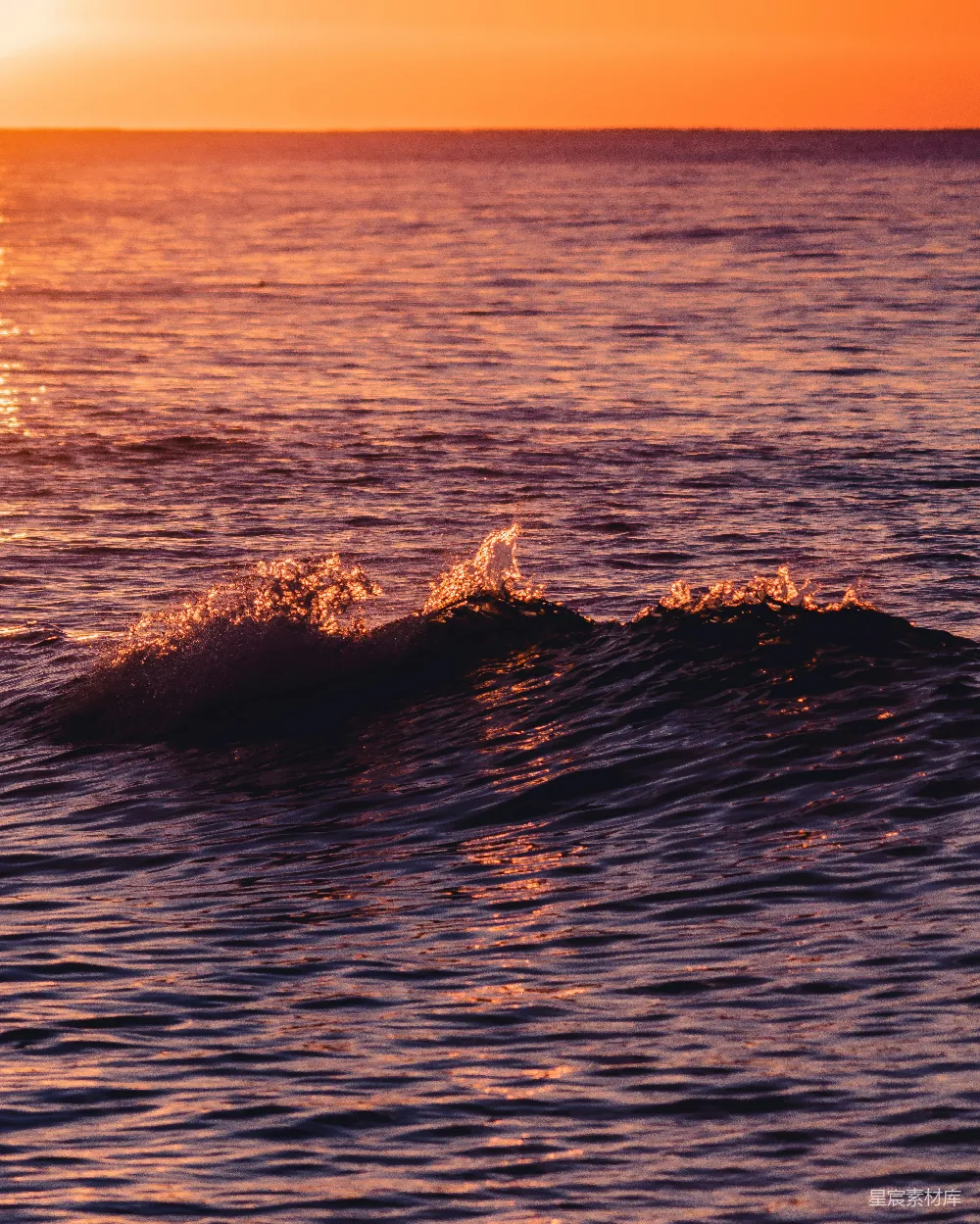 高清摄影 海浪 夕阳 自然景观 宁静 海洋 夕阳下的海浪
